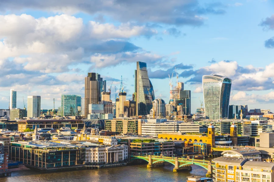London skyline at sunset featuring the River Thames and key landmarks, representing the best cities for students who study abroad in the UK.